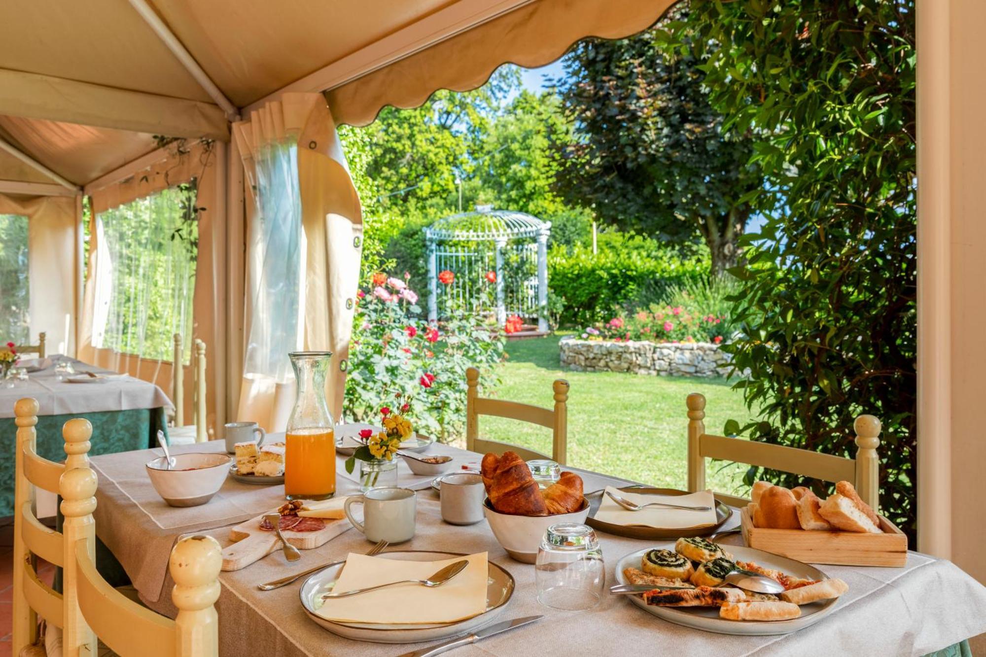 Holiday Prato Verde Chiatri Екстериор снимка